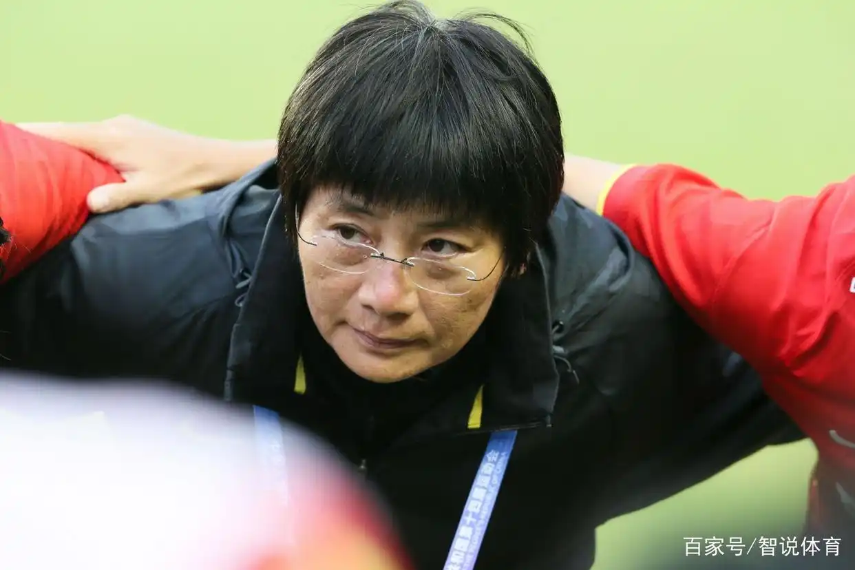 女足扛起中国足球冠军是谁_足球扛起女足冠军中国是谁_女足捍卫中国足球尊严