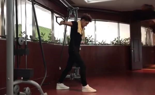 健身的明星男_健身房男明星_国内男明星健身照