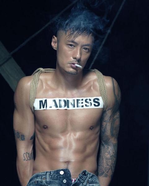 健身特别厉害的一个男明星_健身房男明星_国内男明星健身照